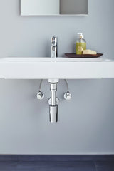 Zawór kątowy Grohe w wykończeniu chrome z metalową rozetą i ergonomicznym metalowym uchwytem.