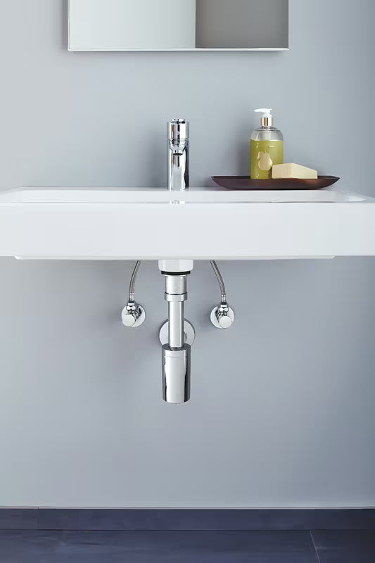 Zawór kątowy Grohe w wykończeniu chrome z metalową rozetą i ergonomicznym metalowym uchwytem.
