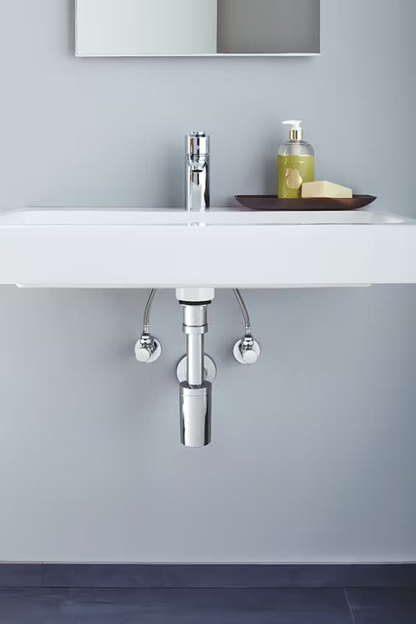 Zawór kątowy Grohe w wykończeniu chrome z metalową rozetą i ergonomicznym metalowym uchwytem.