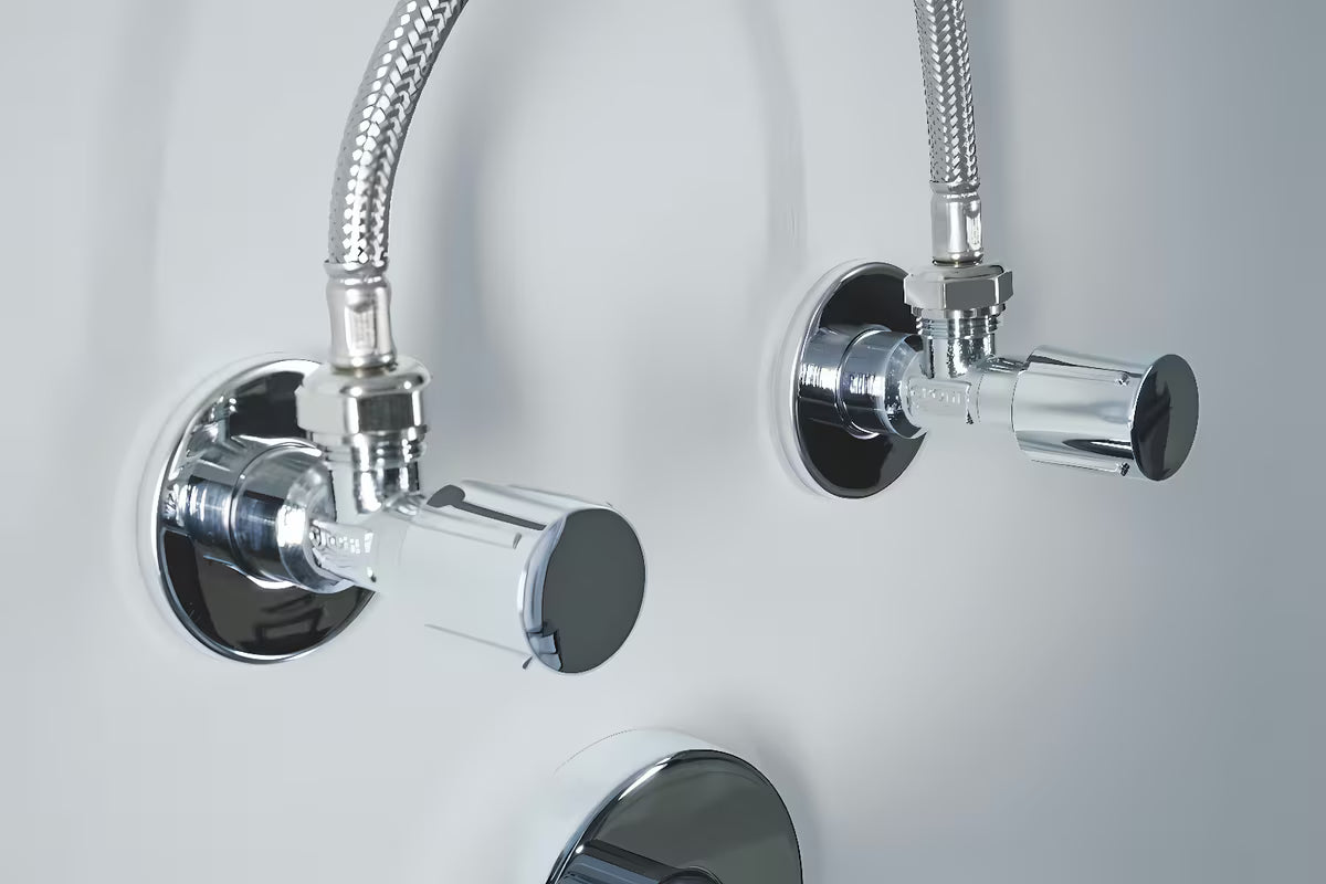 Zawór kątowy Grohe w wykończeniu chrome z metalową rozetą i ergonomicznym metalowym uchwytem.