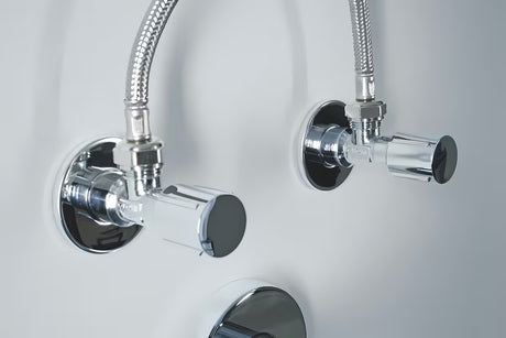 Zawór kątowy Grohe w wykończeniu chrome z metalową rozetą i ergonomicznym metalowym uchwytem.