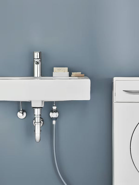 Zawór kątowy Grohe w wykończeniu chrome z metalową rozetą i ergonomicznym metalowym uchwytem.