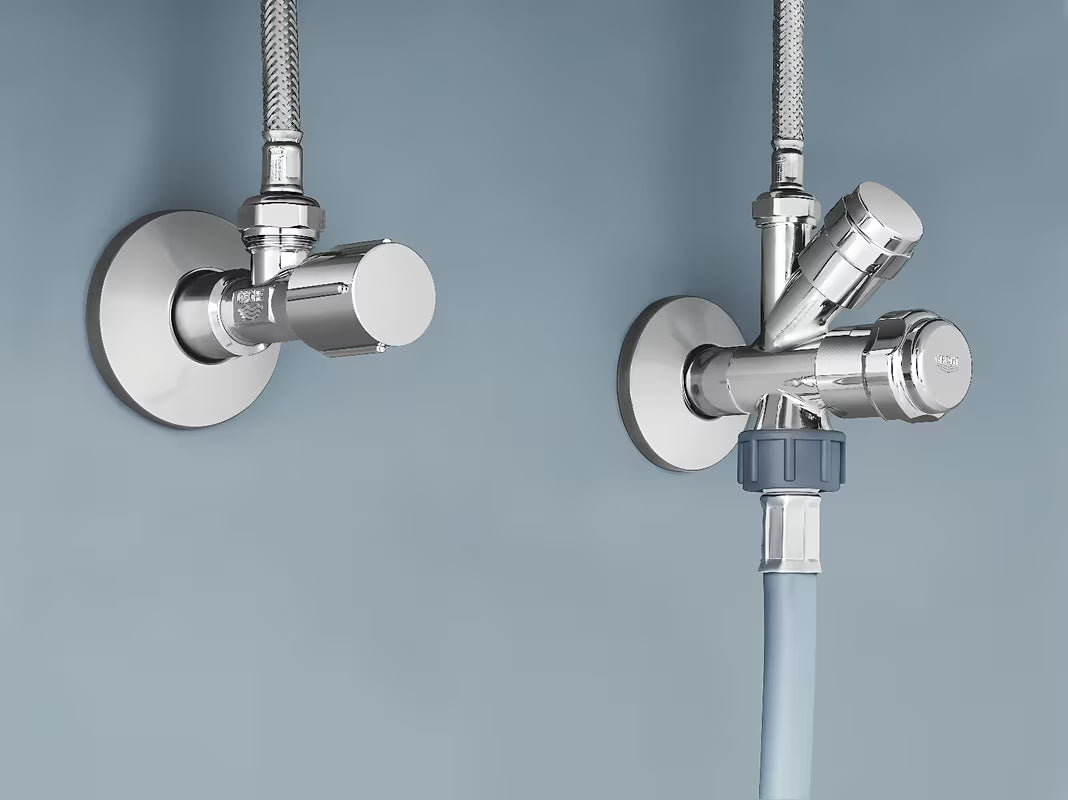 Zawór kątowy Grohe w wykończeniu chrome z metalową rozetą i ergonomicznym metalowym uchwytem.