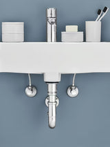 Zawór kątowy Grohe w wykończeniu chrome z metalową rozetą i ergonomicznym metalowym uchwytem.