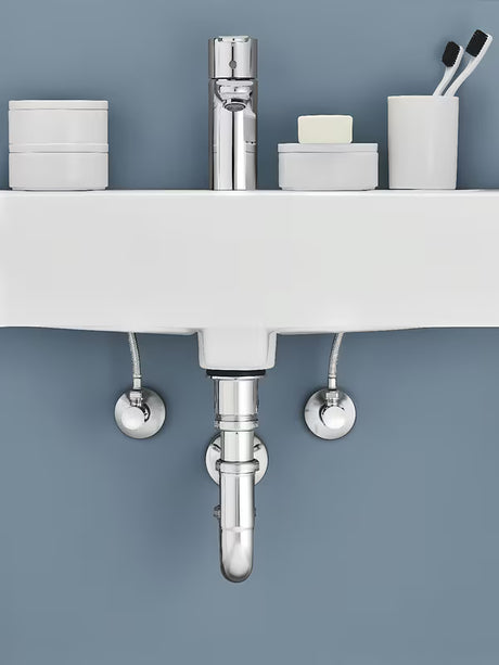 Zawór kątowy Grohe w wykończeniu chrome z metalową rozetą i ergonomicznym metalowym uchwytem.