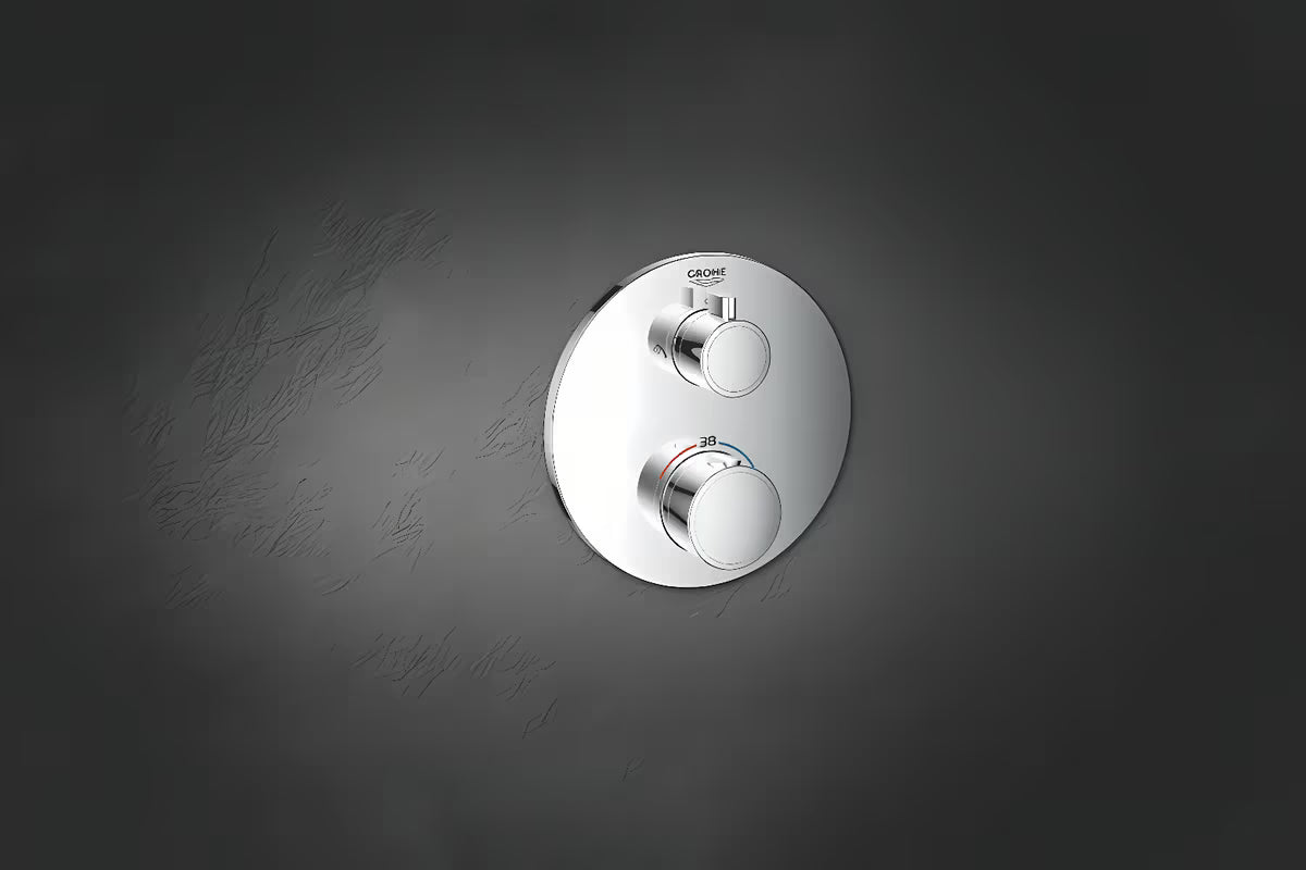 Podtynkowa termostatyczna bateria prysznicowa Grohe Grohtherm w wykończeniu chrom pro deszczownicę i słuchawkę prysznicową.