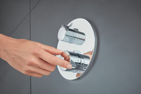 Podtynkowa termostatyczna bateria prysznicowa Grohe Grohtherm w wykończeniu chrom pro deszczownicę i słuchawkę prysznicową.