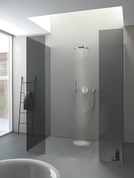 Podtynkowa termostatyczna bateria prysznicowa Grohe Grohtherm w wykończeniu chrom pro deszczownicę i słuchawkę prysznicową.