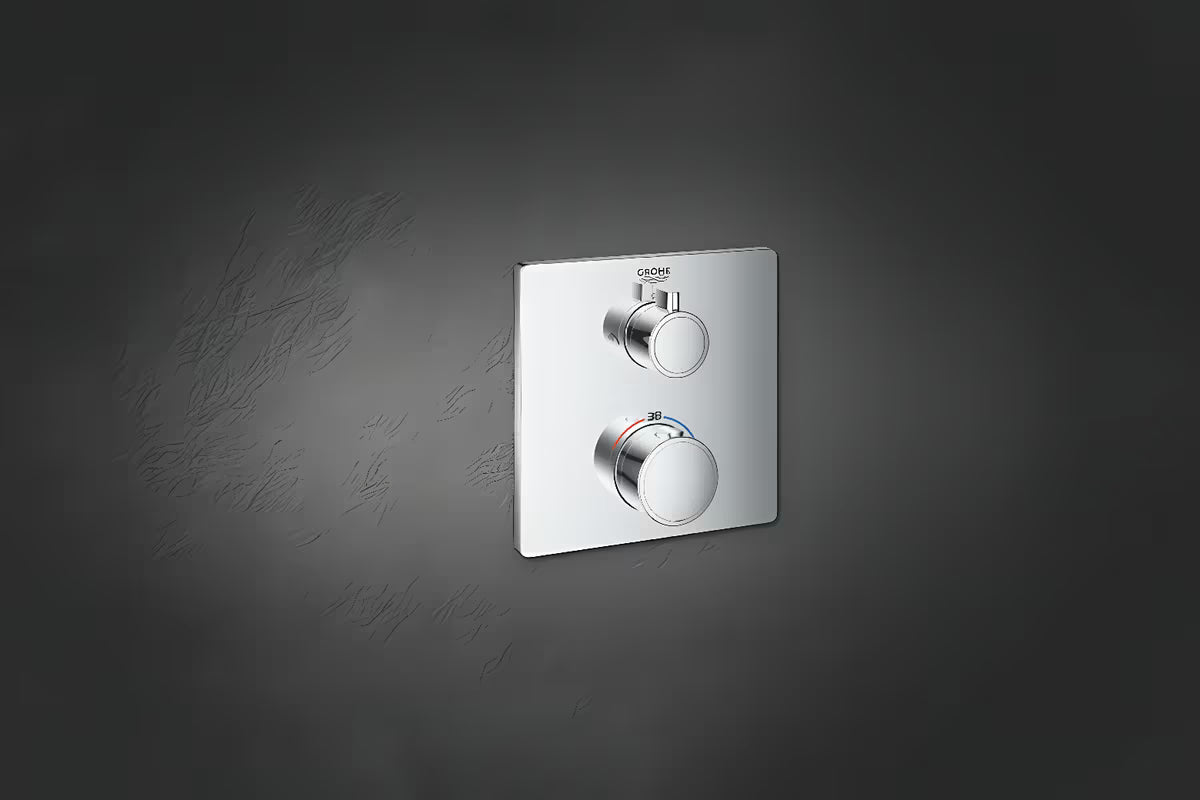 Chromowana podtynkowa termostatyczna bateria prysznicowa Grohe Grohtherm pro sterowanie deszczownicą i słuchawką prysznicową prysznice.