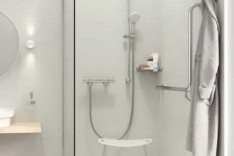 Chromowana termostatyczna bateria prysznicowa Grohe Grohtherm 800 pro do montażu ściennego.