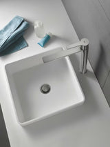 Wysoka jednouchwytowa bateria umywalkowa Grohe Lineare w wykończeniu supersteel pro umywalka wolnostojąca 