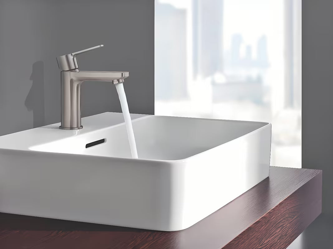 Bateria umywalkowa jednouchwytowa Grohe Lineare w wykończeniu supersteel z klik-klak i z krótką wylewką