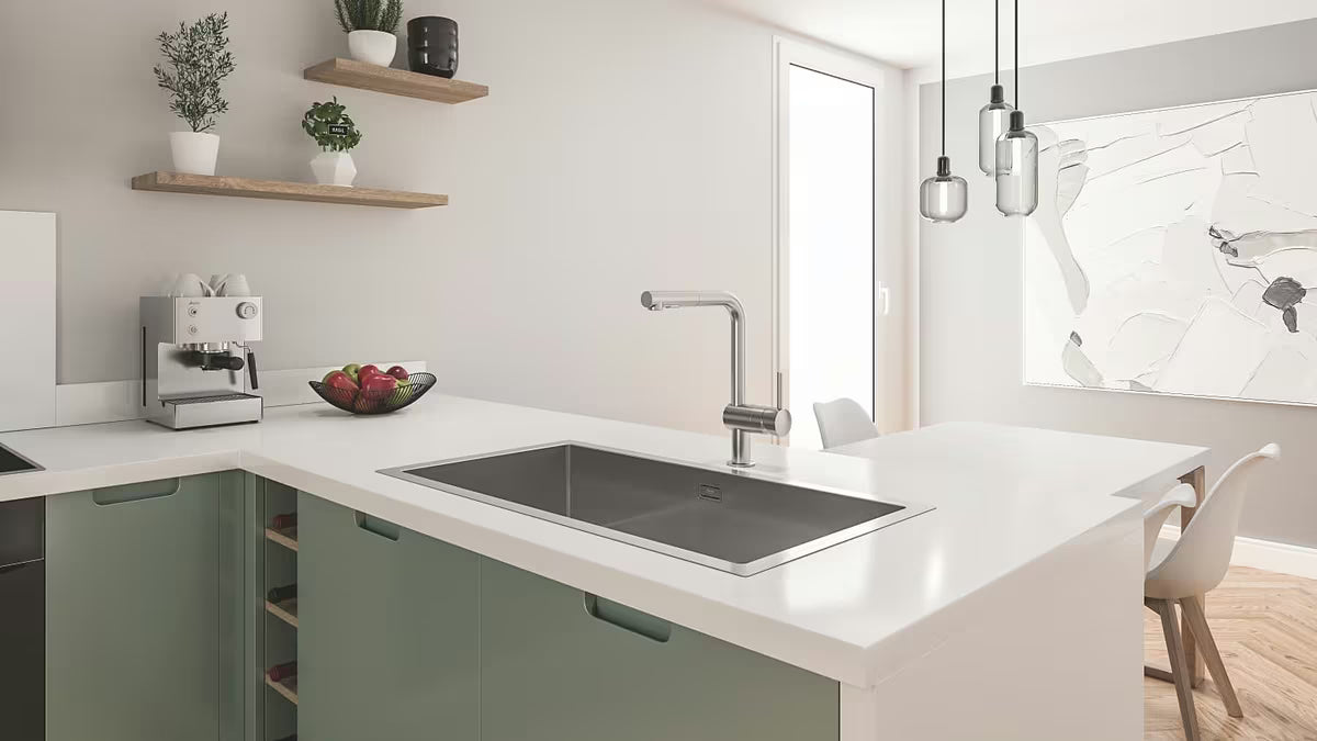 Bateria zlewozmywakowa Grohe Minta z wysoką wylewką L i wyciąganą wylewką prysznicową w wykończeniu supersteel.