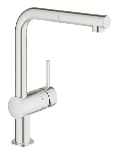 Bateria zlewozmywakowa Grohe Minta w wykończeniu supersteel z obrotową wylewką L i wyciąganą wylewką prysznicową.