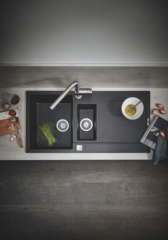 Bateria zlewozmywakowa Grohe Minta w wykończeniu supersteel z obrotową wylewką L i wyciąganą wylewką prysznicową.