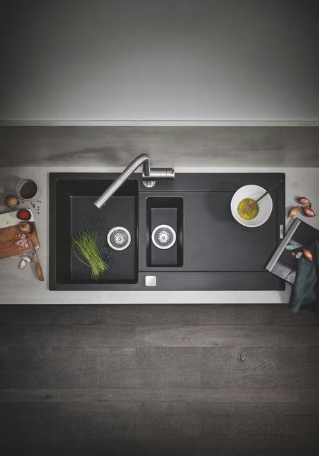 Bateria zlewozmywakowa Grohe Minta w wykończeniu supersteel z obrotową wylewką L i wyciąganą wylewką prysznicową.