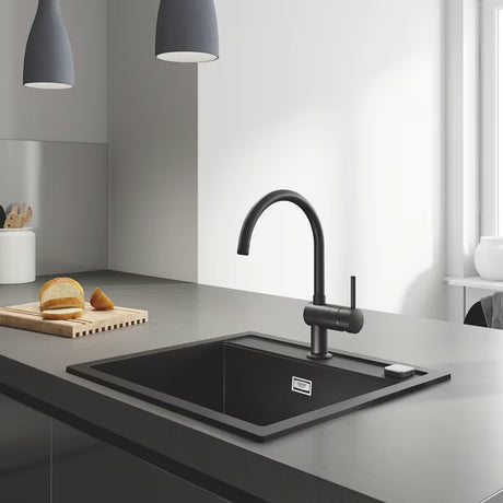 Grohe Minta jednouchwytowa bateria zlewozmywakowa z wysoką wylewką C w wykończeniu czarny mat Velvet Black.