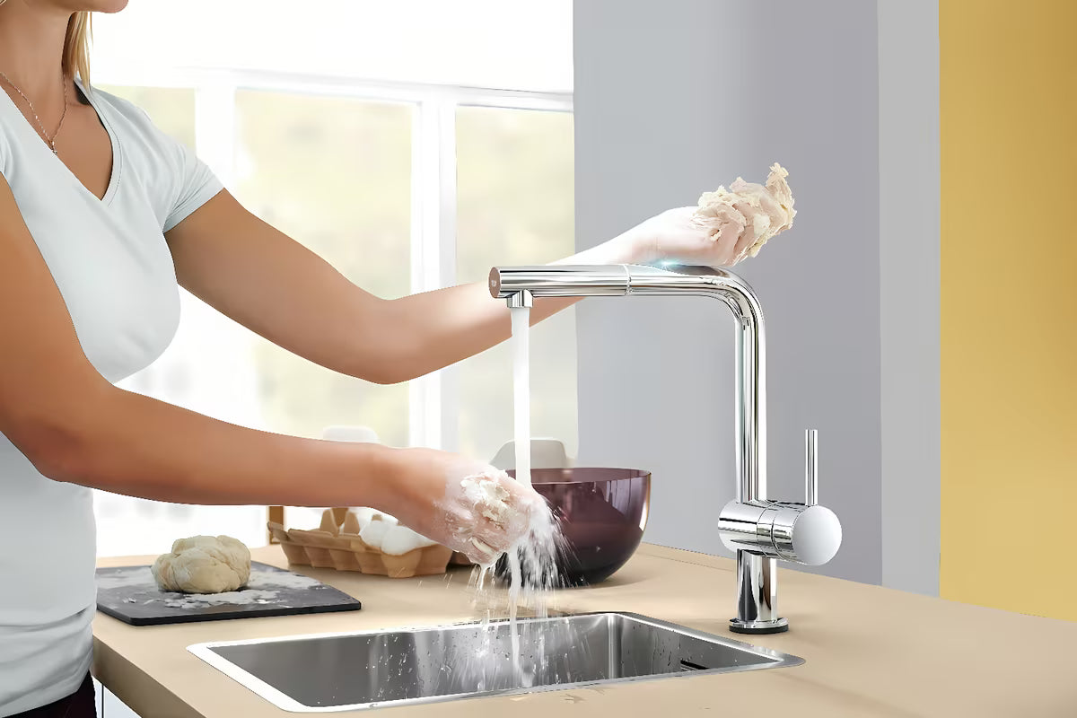 Chromowana sensorowa bateria zlewozmywakowa Grohe Minta Touch z obrotową wylewką w kształcie L i wyciąganym perlatorem