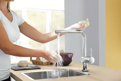 Chromowana sensorowa bateria zlewozmywakowa Grohe Minta Touch z obrotową wylewką w kształcie L i wyciąganym perlatorem