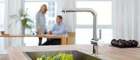 Chromowana sensorowa bateria zlewozmywakowa Grohe Minta Touch z obrotową wylewką w kształcie L i wyciąganym perlatorem