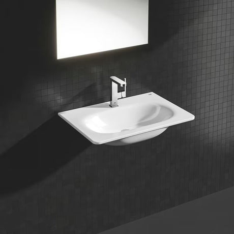 Chromowana jednouchwytowa bateria umywalkowa Grohe Plus z obrotową wylewką i zestawem odpływowym