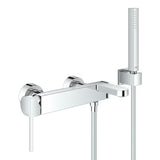 Chromowana ścienna bateria wannowa Grohe Plus z zestawem prysznicowym z dźwignią.
