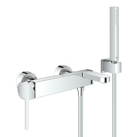 Chromowana ścienna bateria wannowa Grohe Plus z zestawem prysznicowym z dźwignią.