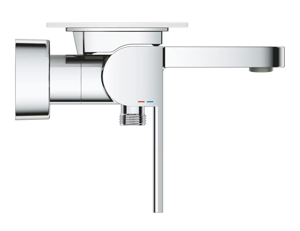 Ścienna jednouchwytowa bateria wannowa Grohe Plus w wykończeniu chrom z automatycznym przełączaniem wanna/prysznic.