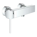 Ścienna jednouchwytowa bateria prysznicowa Grohe Plus w wykończeniu chrom.