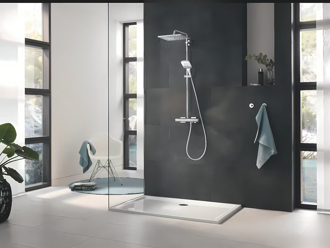 Chromowana deszczownica  Grohe Rainshower 310 Mono Cube o kwadratowym kształcie i strumieniu PureRain.