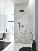 Stały ścienny uchwyt ręczna prysznice Grohe Rainshower neutral z okrągłą rozetą w wykończeniu Hard Graphite.