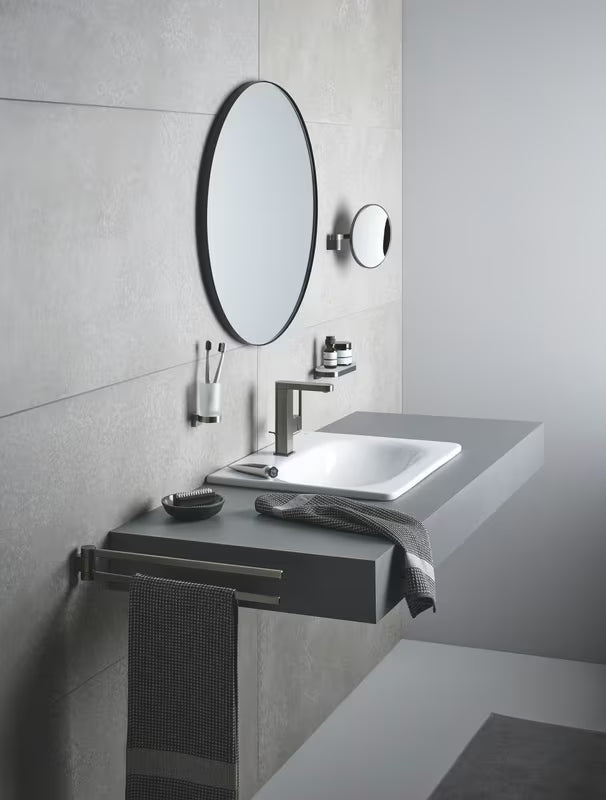 Podwójny obrotowy uchwyt na ręczniki Grohe Selection w wykończeniu szczotkowany hard graphite z ukrytym mocowaniem.