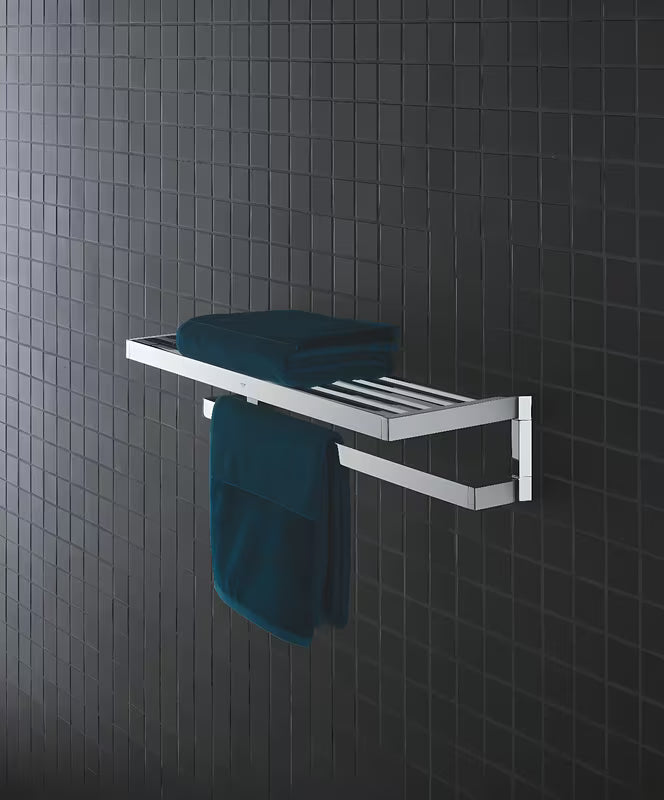 Chromowany uchwyt na ręczniki Grohe Selection Cube z drążkiem i górną półką pro do przechowywania ręczników