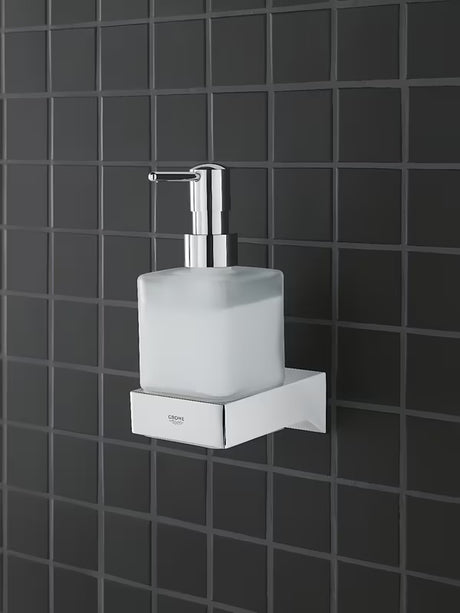 Chromowany dozownik mydła w płynie Grohe Selection Cube bez uchwytu ze szklanym pojemnikiem