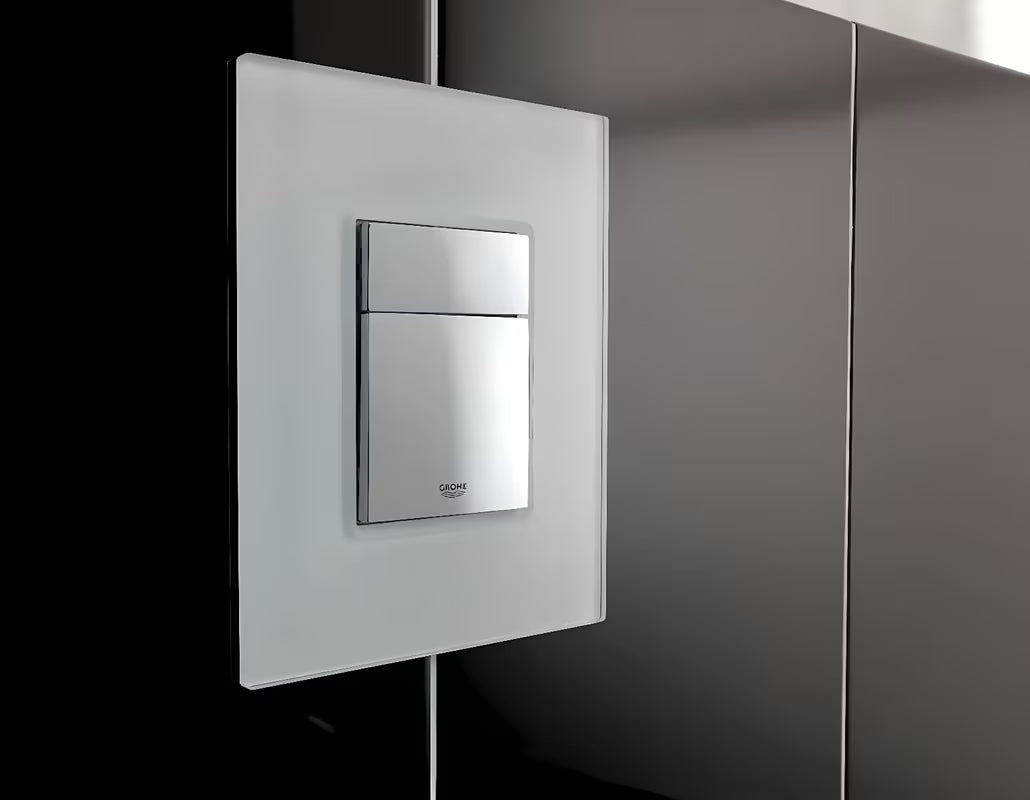 Przycisk spłukujący Grohe Skate Cosmopolitan ze szklaną powierzchnią w kolorze moon white.