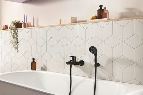 Ścienna bateria wannowa Grohe Start 2021 w matowej czerni z dźwignią