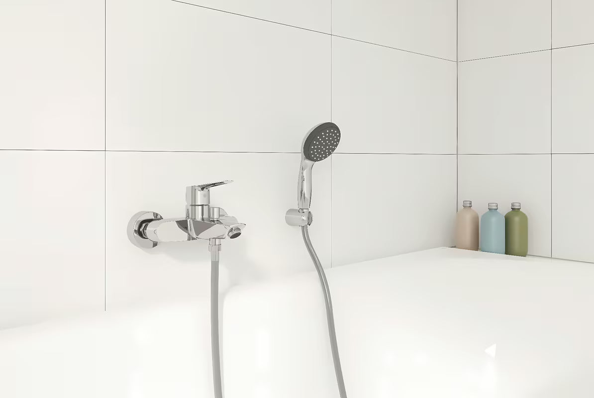 Chromowana ścienna jednouchwytowa bateria wannowa Grohe Start z automatycznym przełącznikiem wanna/prysznic