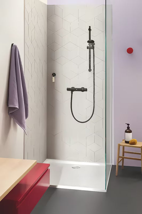 Chromowany metalowy haczyk Grohe Start Accessories z ukrytym mocowaniem.