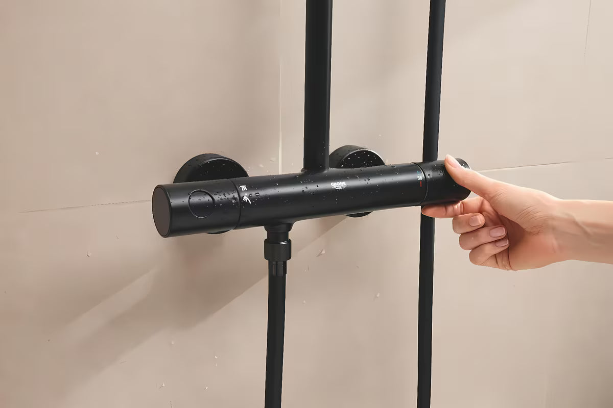 Matowo czarny system prysznicowy Grohe Tempesta System Cube z baterią termostatyczną, z deszczownicą i słuchawką prysznicową