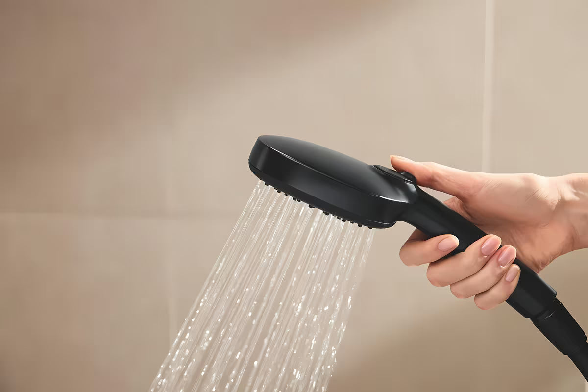 Matowo czarny system prysznicowy Grohe Vitalio Comfort 250 z baterią termostatyczną, z deszczownicą i słuchawką prysznicową