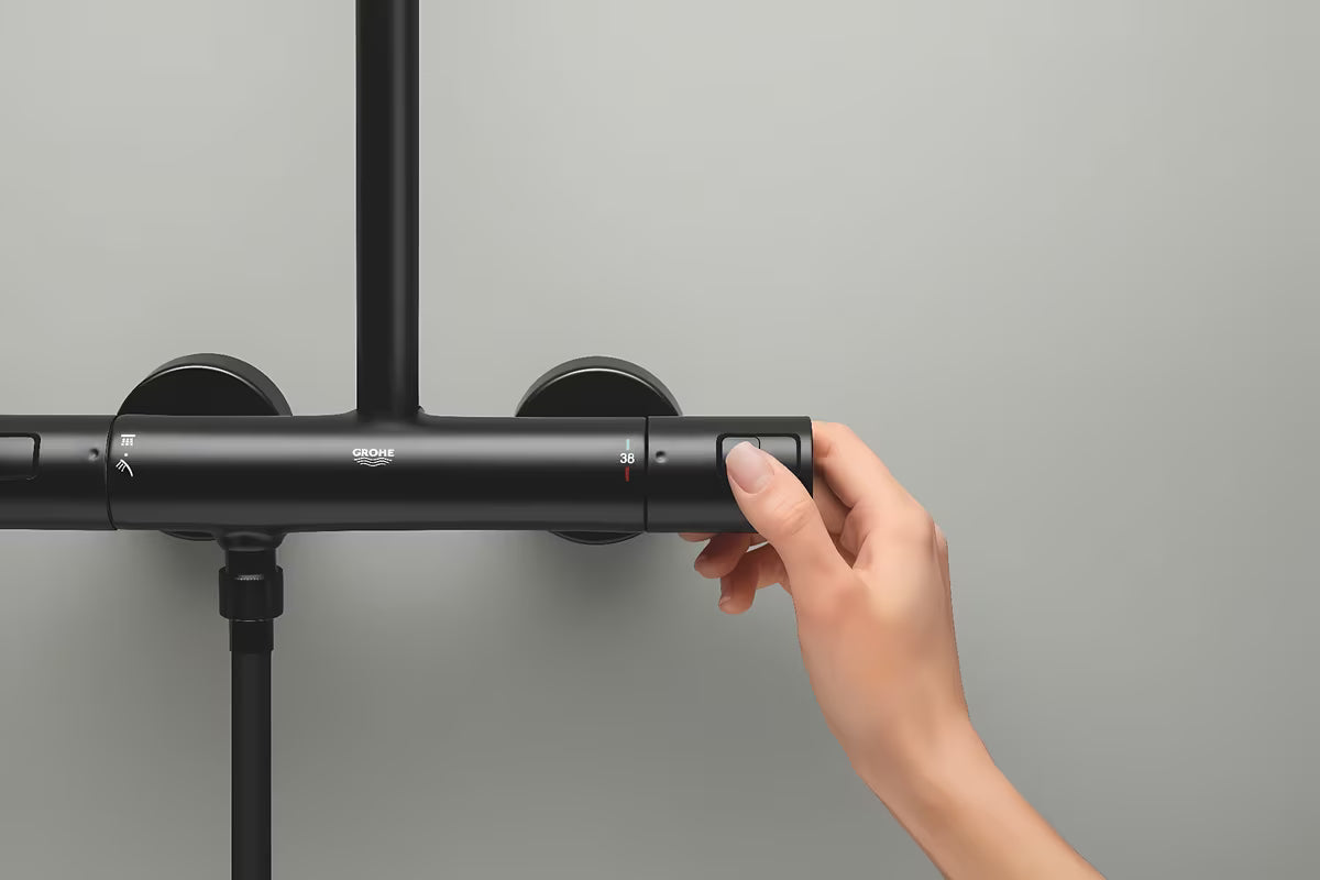 Matowo czarny system prysznicowy Grohe Vitalio Comfort 250 z baterią termostatyczną, z deszczownicą i słuchawką prysznicową