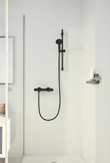 Drążek prysznicowy Grohe Vitalio Universal w matowej czerni z przesuwnym i obrotowym uchwytem słuchawki prysznice.