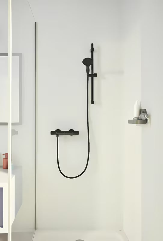Drążek prysznicowy Grohe Vitalio Universal w matowej czerni z przesuwnym i obrotowym uchwytem słuchawki prysznice.