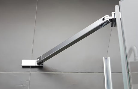 Drzwi prysznicowe Hüppe Strike New 90 cm z przezroczystym szkłem i profilem chrom w wersji bezramowej.