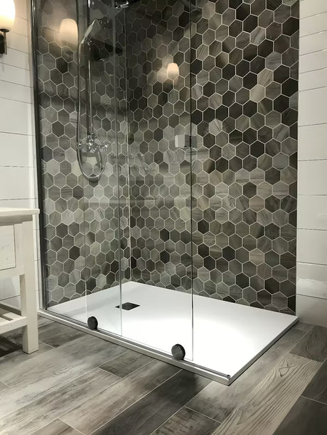 Ścianka prysznicowa Walk‑in- Hüppe Xtensa pure 180 cm w błyszczącym chromie z przezroczystym szkłem bez dekoru.