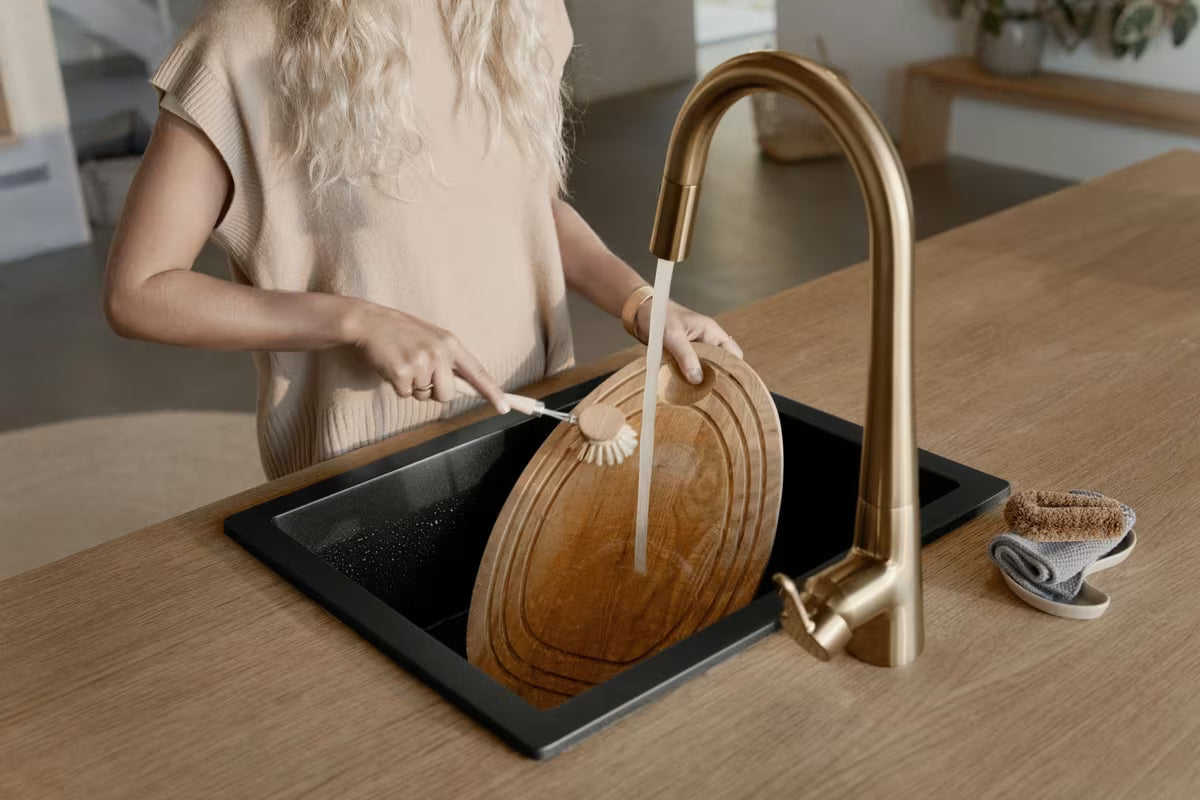 Bateria zlewozmywakowa Hansa Designo z wyciąganą wylewką w wykończeniu szczotkowany brąz