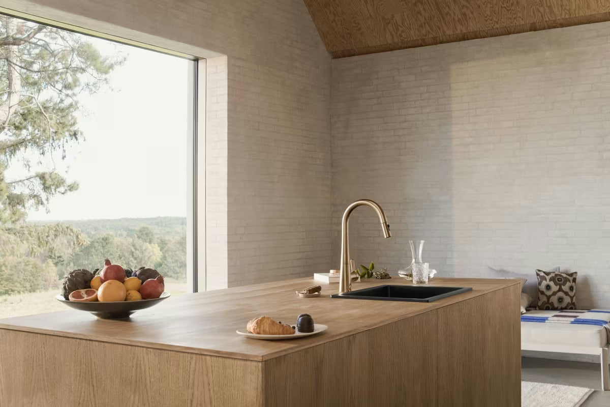Bateria zlewozmywakowa Hansa Designo z wyciąganą wylewką w wykończeniu szczotkowany brąz