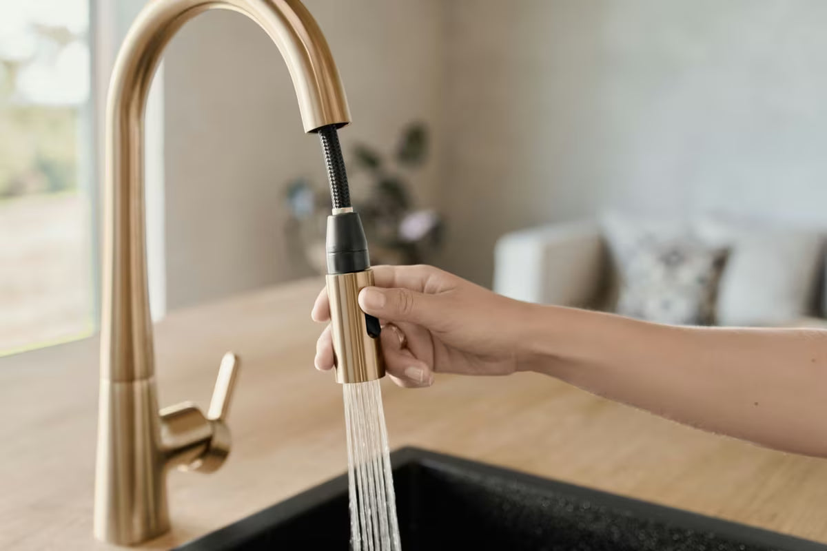 Bateria zlewozmywakowa Hansa Designo z wyciąganą wylewką w wykończeniu szczotkowany brąz