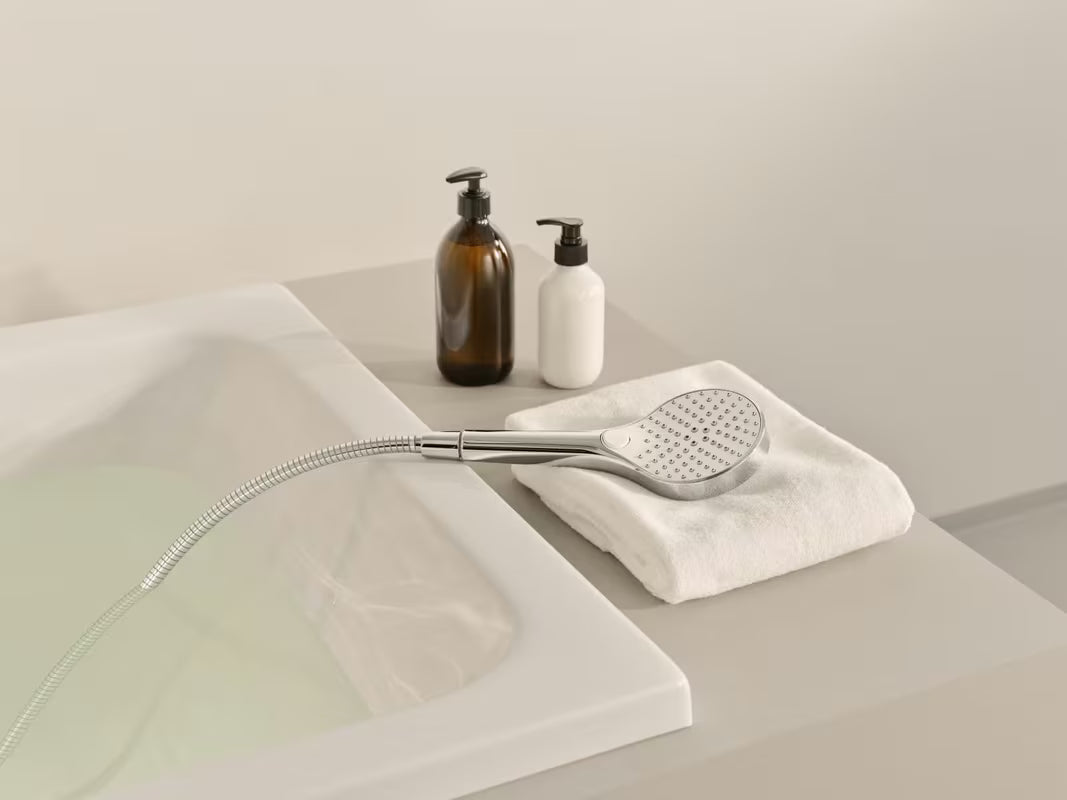 Chromowany zestaw wannowy Hansa Viva ze słuchawką prysznicową z trzema strumieniami i wężem prysznicowym 1250 mm.