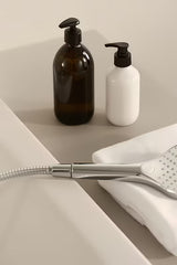 Chromowany zestaw wannowy Hansa Viva ze słuchawką prysznicową z trzema strumieniami i wężem prysznicowym 1250 mm.